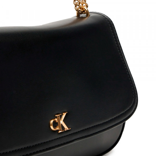 schultertasche-mit-metallkette-und-monogramm-logo