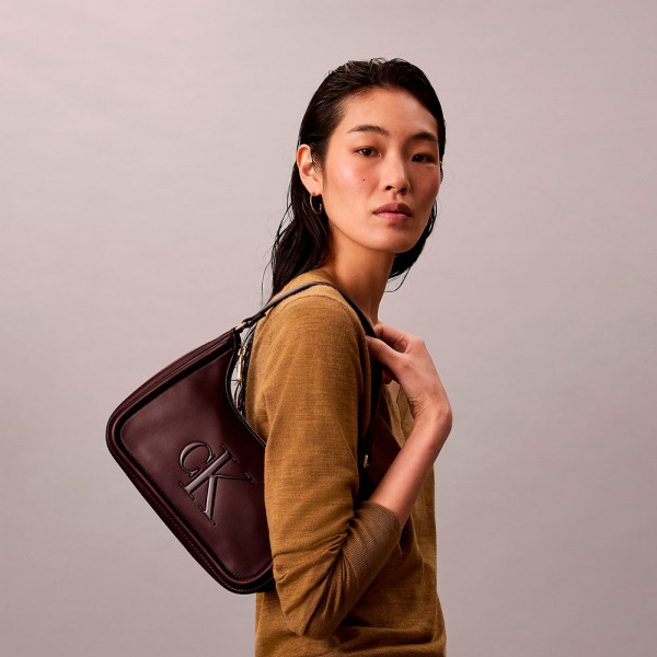 schultertasche-mit-eingraviertem-monogramm-logo