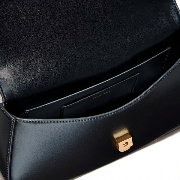 bolsa-tote-com-ferragens-de-logotipo-de-monograma