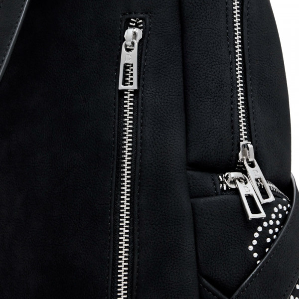 mochila-pequena-com-bolso-cravejado