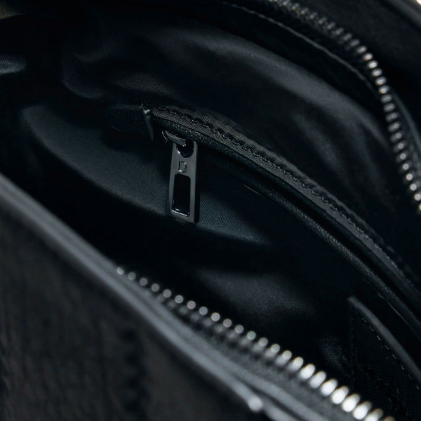 kleiner-rucksack-aus-leder-mit-patch-effekt