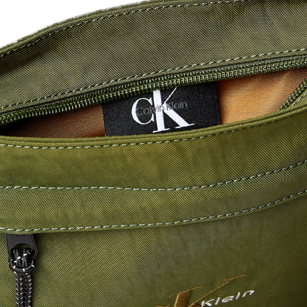 borsa-piatta-in-nylon-con-logo-monogramma