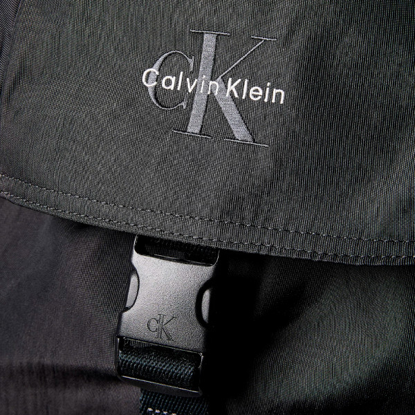 mochila-de-nylon-com-aba-e-logotipo-de-monograma