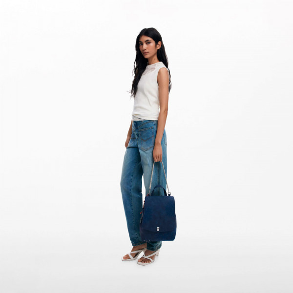 kleiner-rucksack-mit-gravierter-klappe