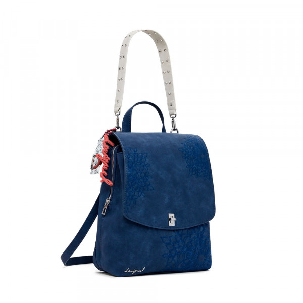 kleiner-rucksack-mit-gravierter-klappe