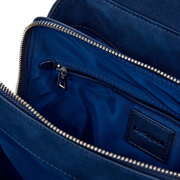 kleiner-rucksack-mit-gravierter-klappe