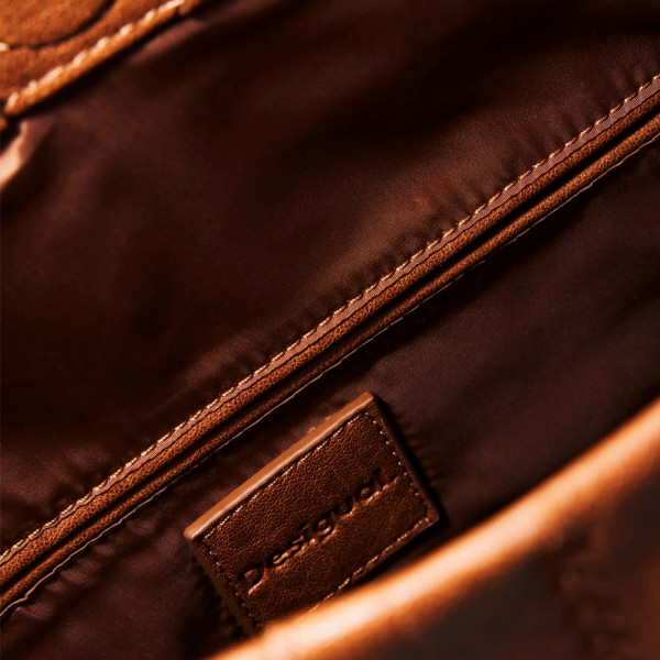 mittelgrosse-tasche-mit-besticktem-ledereffekt