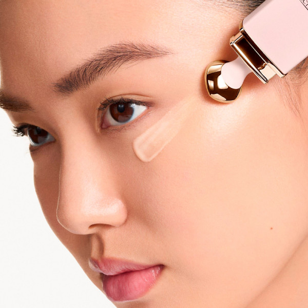 dior-prestige-le-micro-serum-de-rose-yeux-activated-exceptionellt-regenererande-mikronaringsamnesserum-for-ogonkonturer