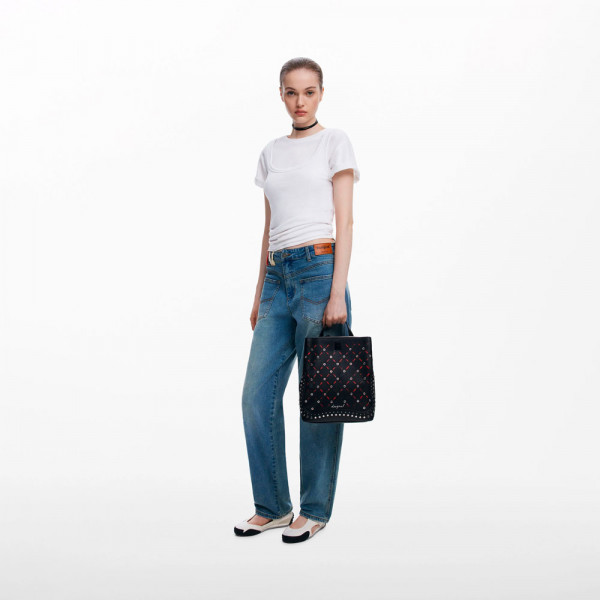 kleiner-rucksack-mit-lochmuster-und-nieten