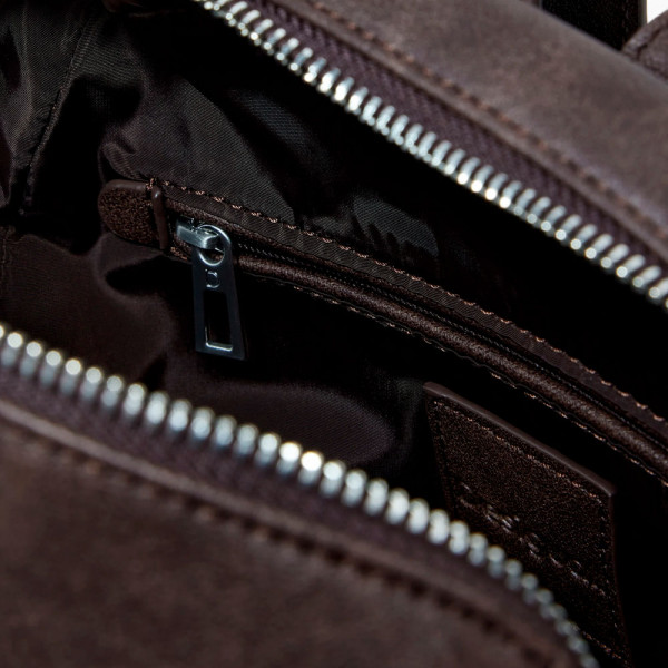 mochila-pequena-com-bolso-cravejado
