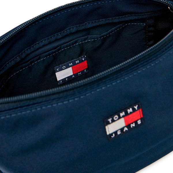 essential-bag-mit-aufschrift-auf-dem-schultergurt