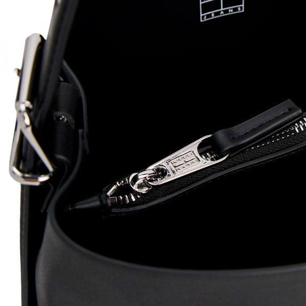 bolsa-hobo-com-emblema-do-logotipo