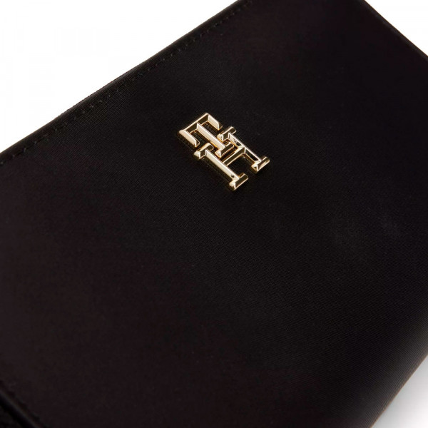large-wallet-with-zipper-closure