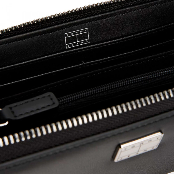 cartera-con-insignia-y-cremallera