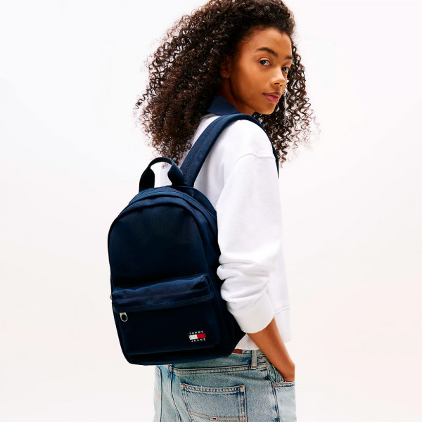essential-rucksack-mit-logo-patch