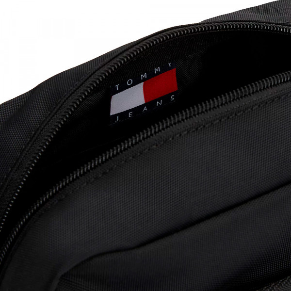 trousse-de-toilette-essentielle-avec-logo