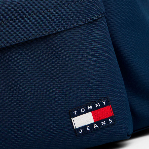 mochila-essential-logo
