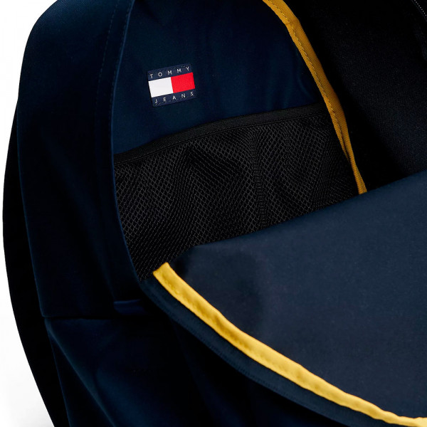 mochila-essential-logo