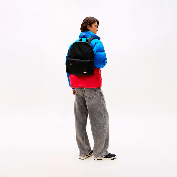 mochila-essential-logo