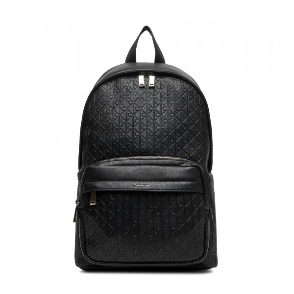 mochila-com-monograma-gravado-em-toda-a-peca