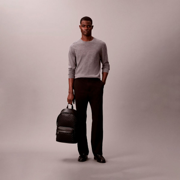 mochila-com-monograma-gravado-em-toda-a-peca