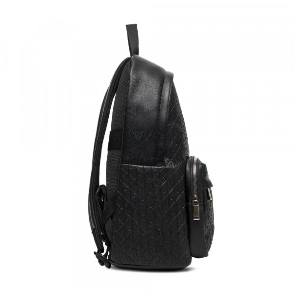 mochila-con-monograma-grabado-en-todo-el-articulo