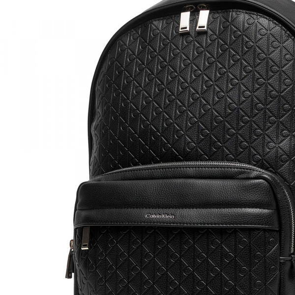 mochila-com-monograma-gravado-em-toda-a-peca