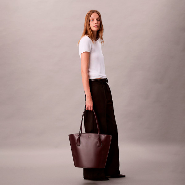 tote-bag-with-monogram-logo-hardware