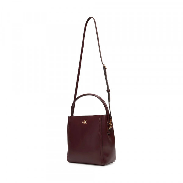 sac-a-dos-avec-logo-monogramme-et-quincaillerie