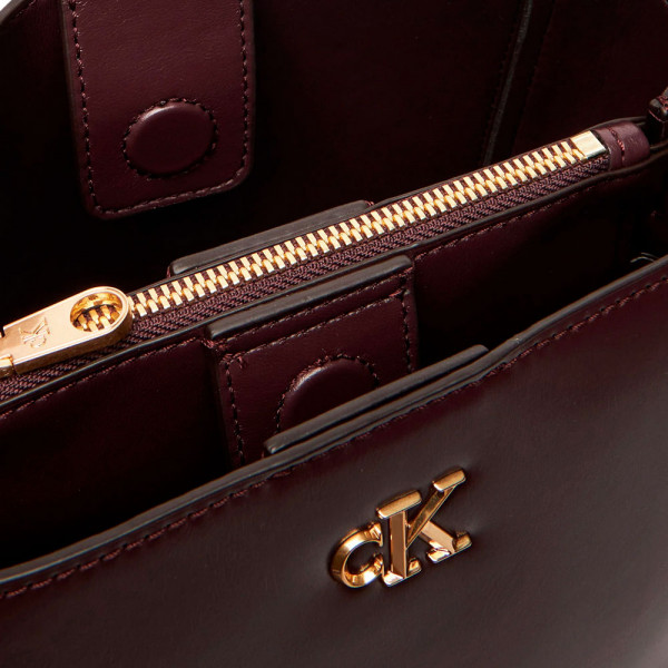 sacktasche-mit-monogramm-logo-und-metallbeschlagen