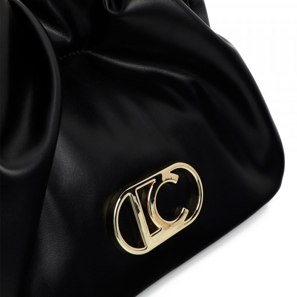bolsa-de-ombro-com-detalhes-metalicos