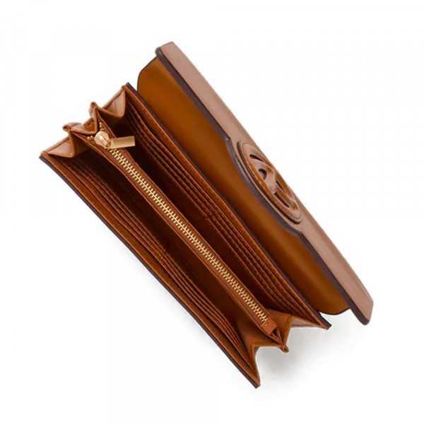 cartera-con-monograma-en-relieve