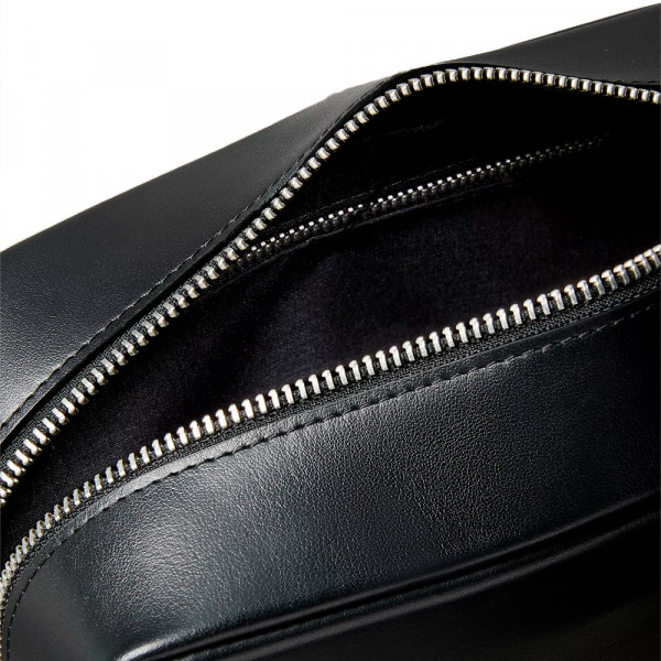 grained-leather-toiletry-bag