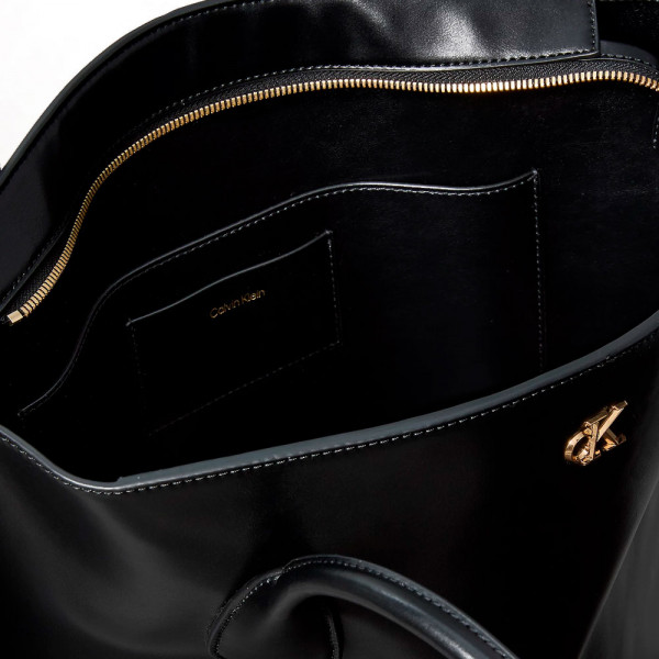 bolsa-tote-com-ferragens-de-logotipo-de-monograma bolsa-tote-com-ferragens-de-logotipo-de-monograma