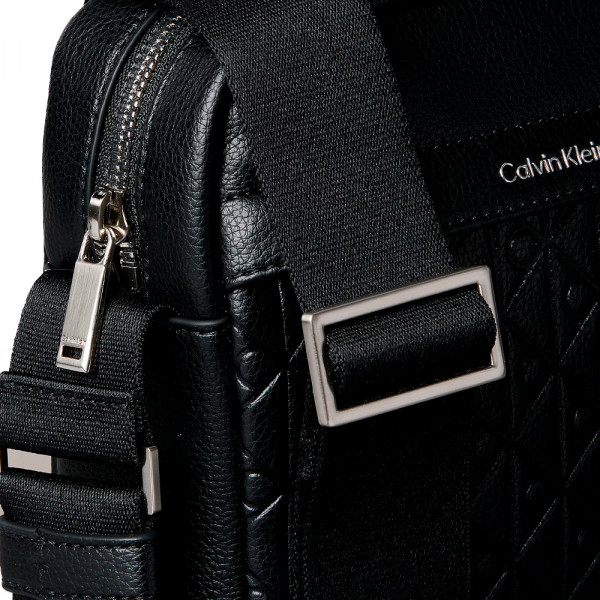 bolsa-de-reporter-com-logotipo-iconico-gravado bolsa-de-reporter-com-logotipo-iconico-gravado