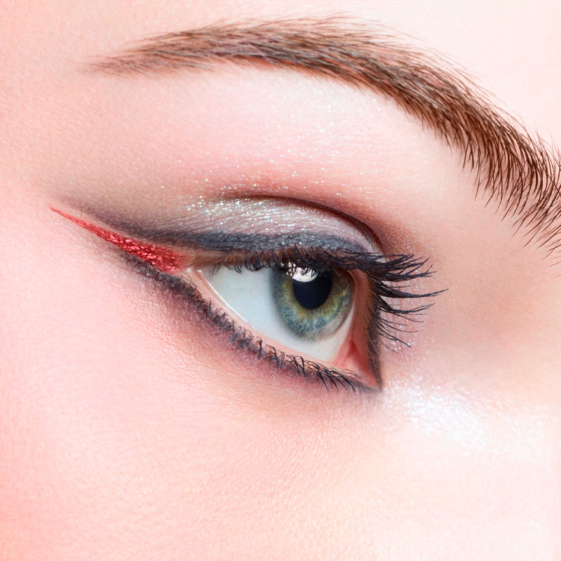 le-liner-de-chanel-eyeliner-liquido-de-alta-precision-larga-duracion-y-waterproof