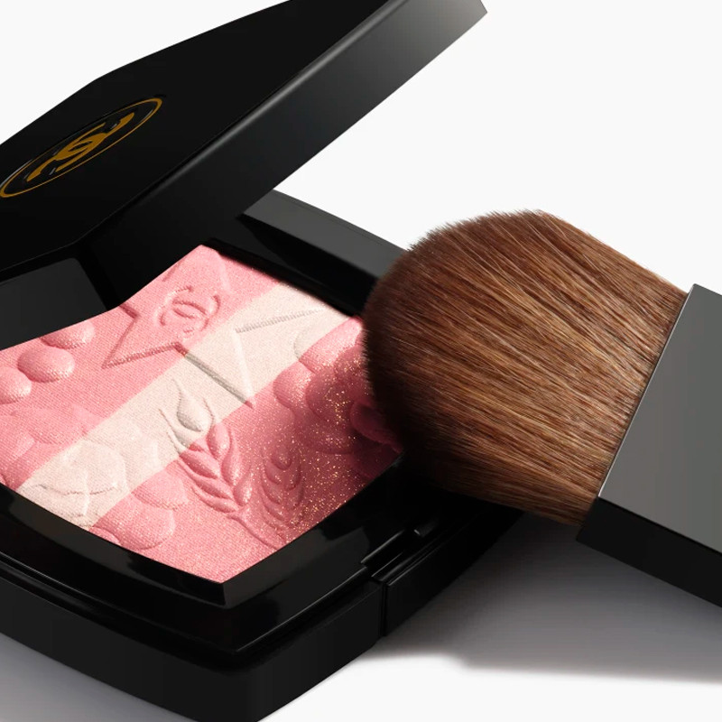 les-signes-de-chanel-illuminating-powder-blush