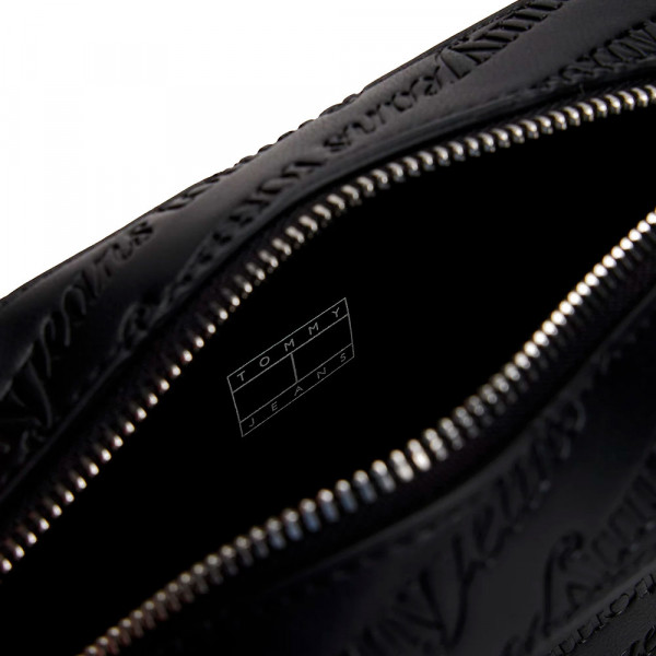 bolso-cartera-con-logo-en-bajo-relieve