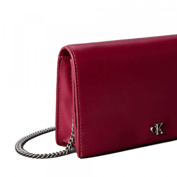 cartera-de-cadena-con-monograma