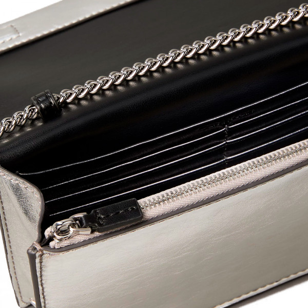 cartera-de-cadena-metalica-con-monograma