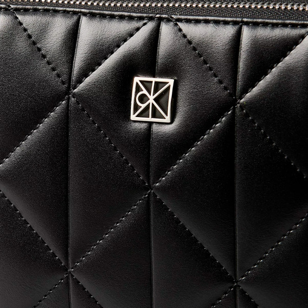 bandolera-acolchada-con-doble-cremallera-y-logo-emblematico