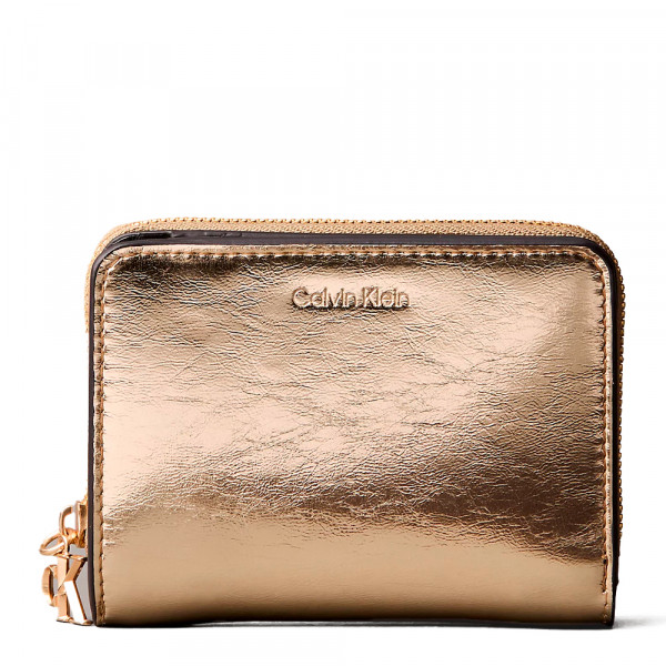cartera-con-cremallera-y-monograma-metalico