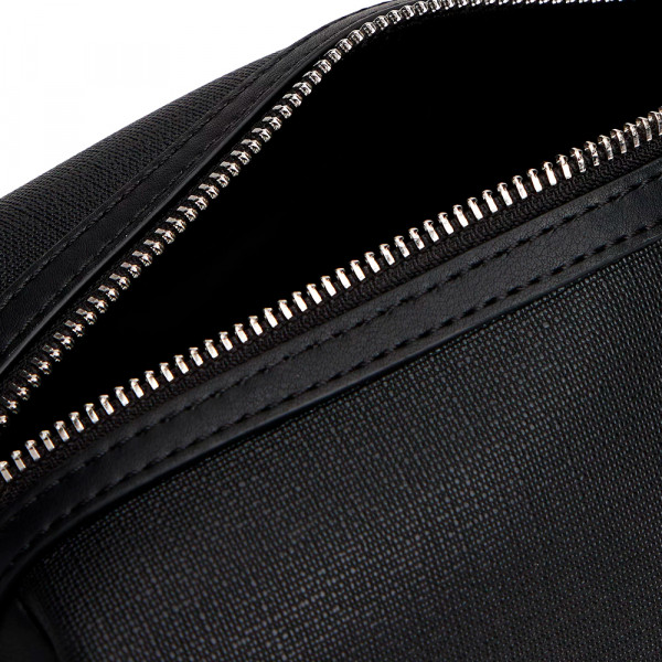 trousse-de-toilette-moderne-avec-logo-metallique