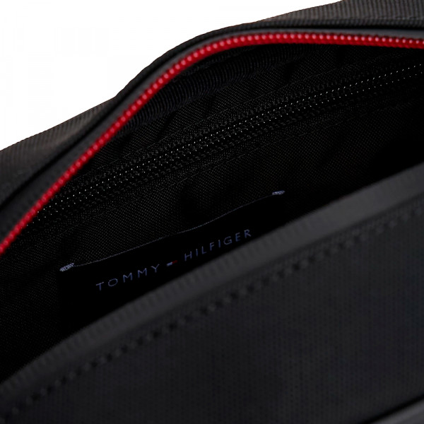 neceser-con-paneles-mixtos-y-logo-metalico