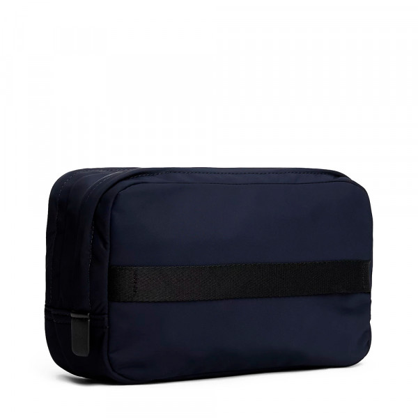 trousse-de-toilette-avec-ecusson-logo-en-metal