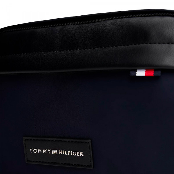 kulturbeutel-mit-logo-aufnaher-aus-metall