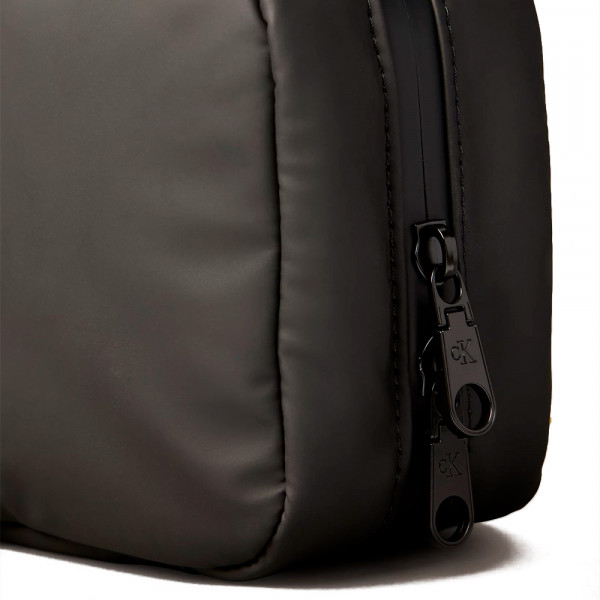 hanging-puffer-style-toiletry-bag