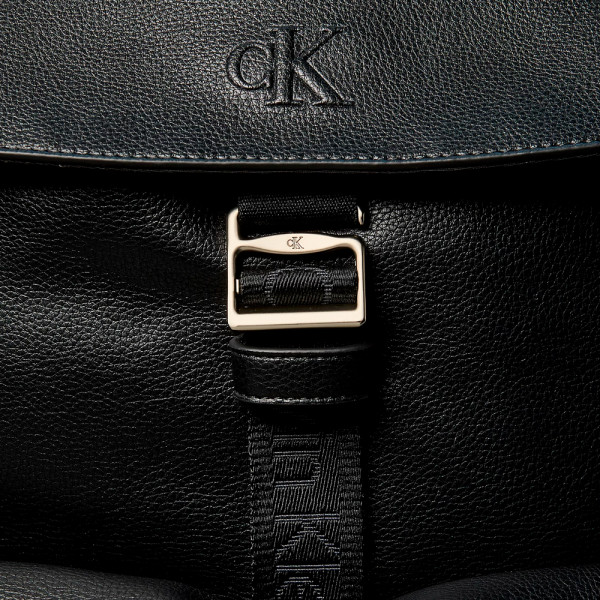 mochila-cargo-com-aba-superior