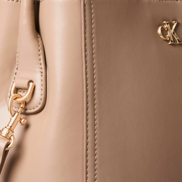 borsa-a-secchiello-con-logo-monogramma-e-hardware