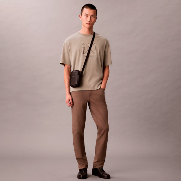 bolsa-tipo-pasta-para-reporter-modelo-slim-com-placa-de-logotipo-em-relevo